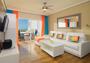 Apartament 4-osobowy z 1 sypialnią, tarasem i widokiem na basen / morze