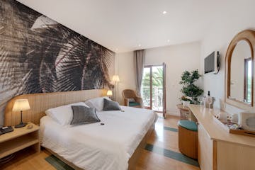 Superior room with partial sea view bedroom