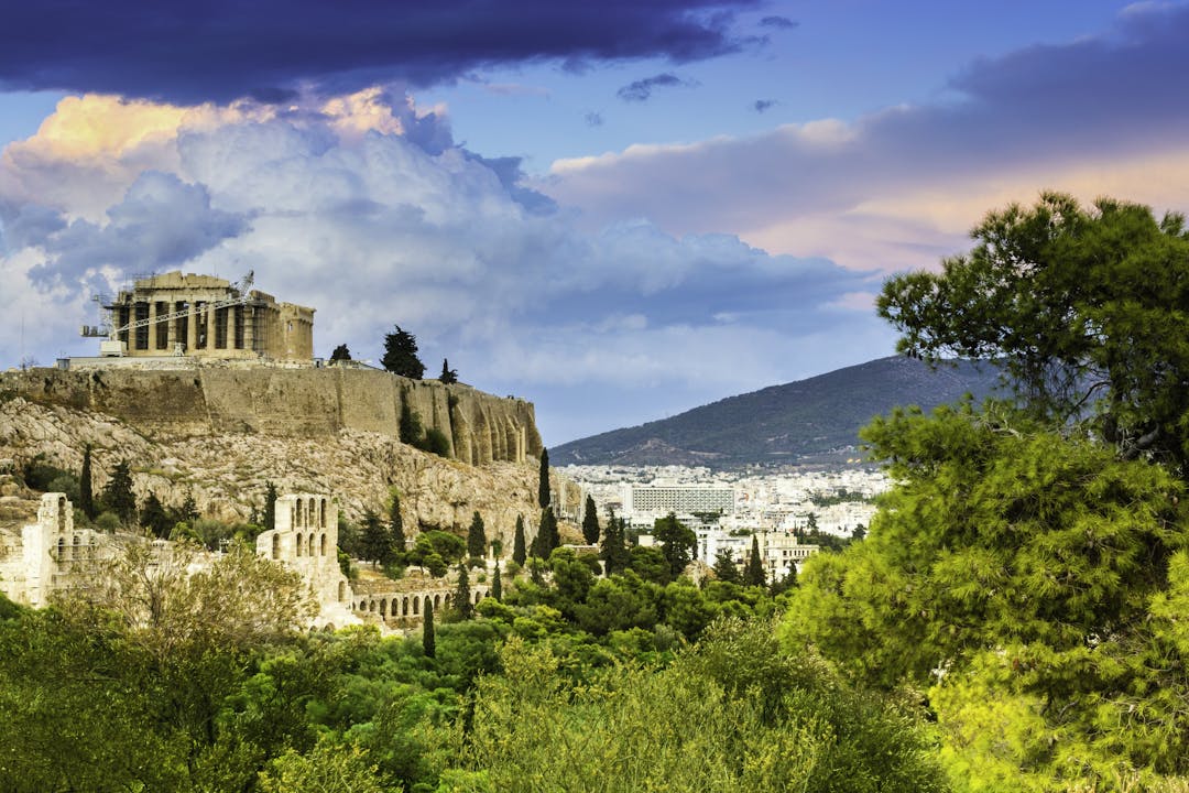 Холм в афинах с крутыми обрывистыми склонами