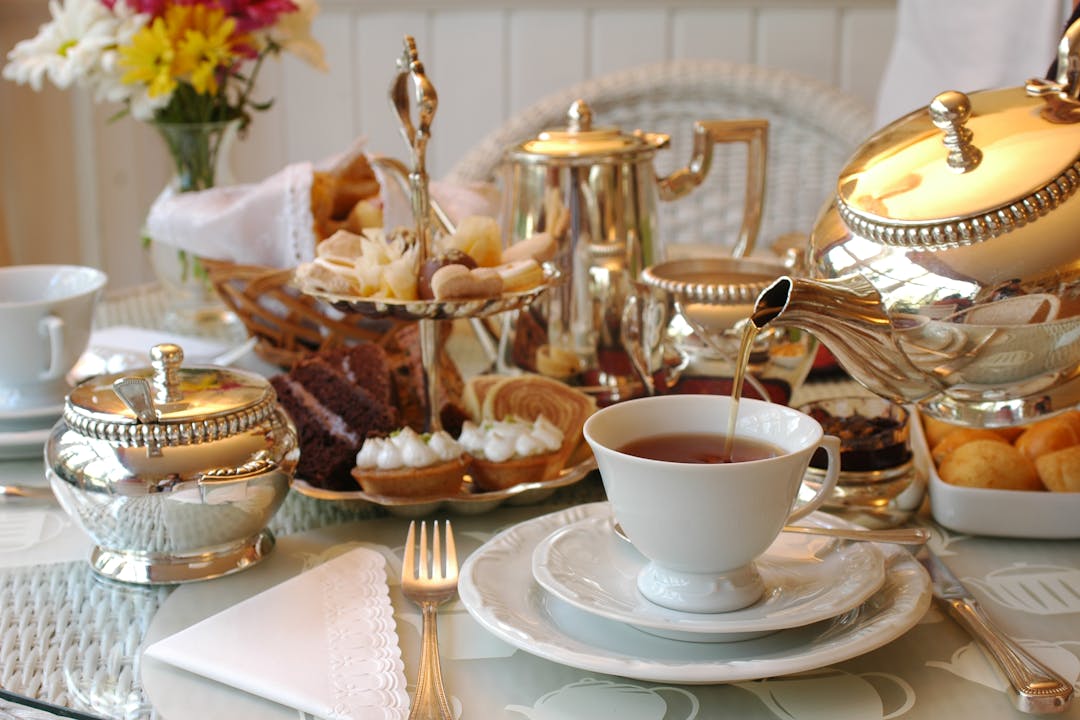 Britain tea. Afternoon Tea: традиционное английское чаепитие. Чайная церемония в Англии Файв оклок. Five o Clock Tea чаепитие в Великобритании. Послеобеденное чаепитие Файв-о-клок.
