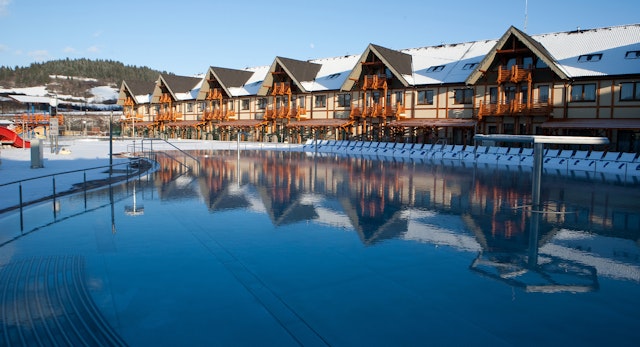 Ferie zimowe hotel z basenem — niezapomniane chwile dla rodzin