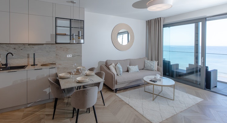 Apartament dwupokojowy z oddzielną sypialnią i widokim na morze