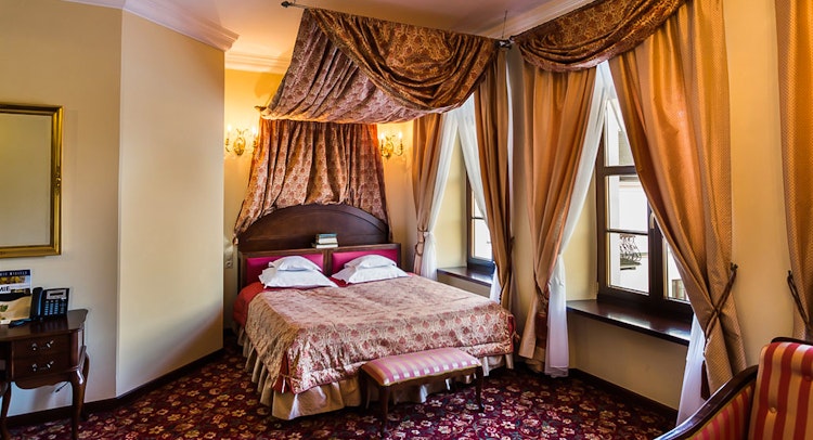 Pokój 2-osobowy Junior Suite De Lux w Dworze Kombornia Hotel&SPA**** z opcją dostawki