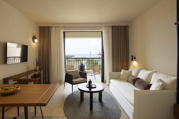 One-bedroom suite side sea view