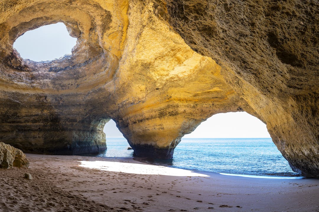 Места на планете. Морская пещера Бенагил Португалия. Бенагил в Алгарве Португалия. Пляж Бенагил Португалия. Грот Бенагил Португалия.