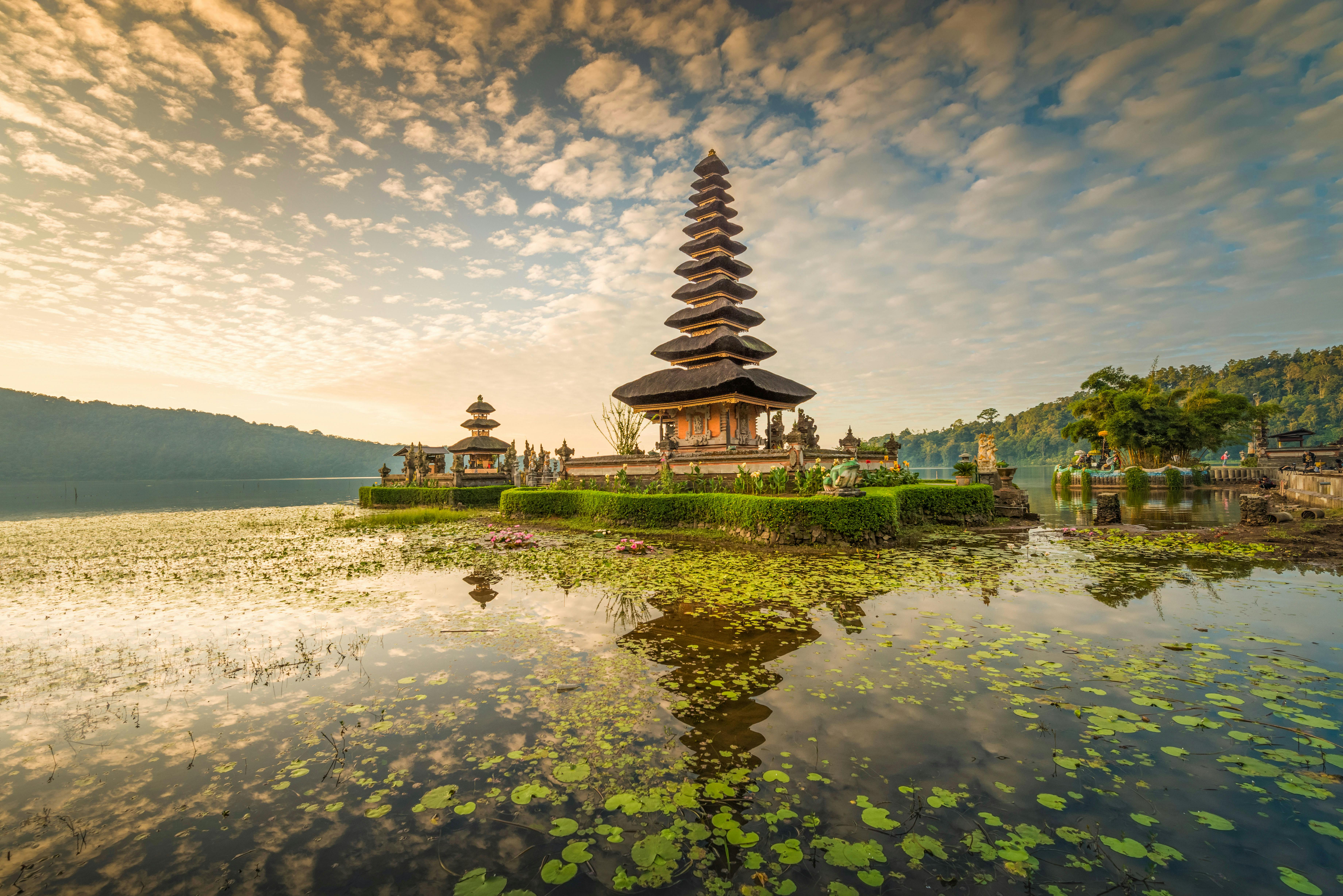 Бали биография. Остров Бали Индонезия. Бали (остров в малайском архипелаге). Храм улун дану. Бали (остров в малайском архипелаге) достопримечательности.